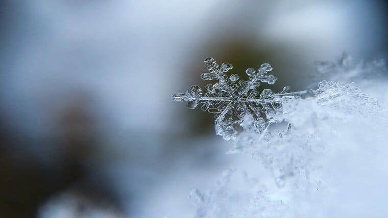 雪の結晶はなぜ六角形なのか 科学探偵の日常の謎解き